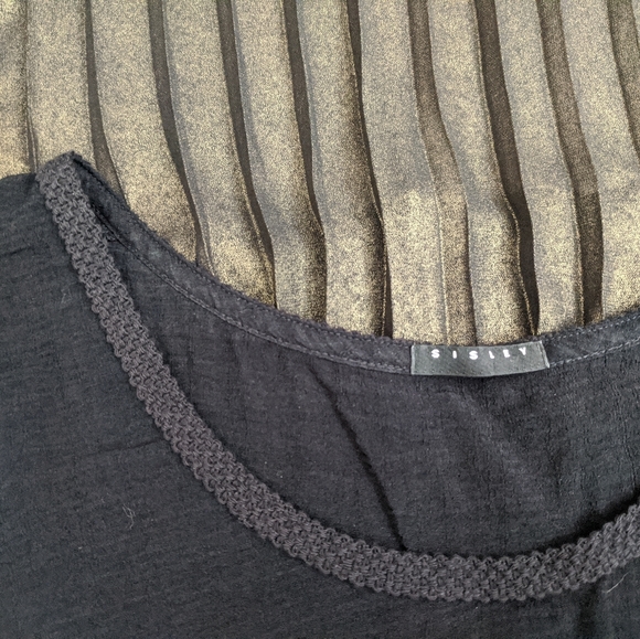 Sisley Black Gold Pleated Back Sleeveless Blouse S - Picture 3 of 6